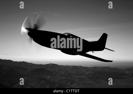 Ein Kampfflugzeug Grumman F6F Hellcat im Flug über Chino, Kalifornien. Stockfoto