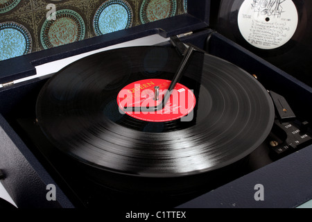 Ein Dansette Plattenspieler und eine Auswahl an Vinyl LP Singles und Alben, ein Retro-Unterhaltung-Musik-Element. Stockfoto