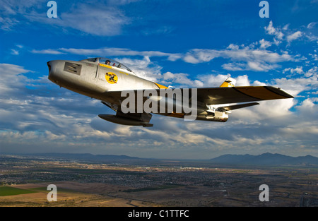 Eine f-86 Sabre Jet im Flug über Glendale, Arizona. Stockfoto