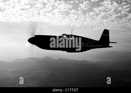 Ein P-51A Mustang im Flug in der Nähe von Chino, Kalifornien. Stockfoto