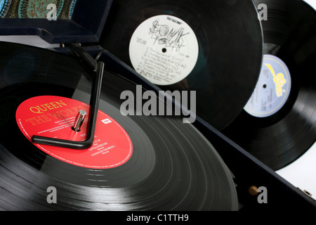 Ein Dansette Plattenspieler und eine Auswahl an Vinyl LP Singles und Alben, ein Retro-Unterhaltung-Musik-Element. Stockfoto