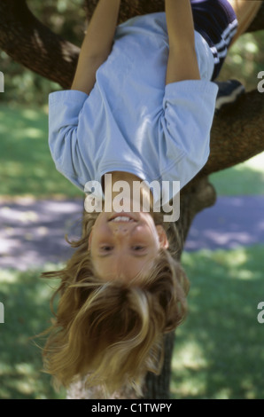 Mädchen an einem Baum hängen Stockfoto