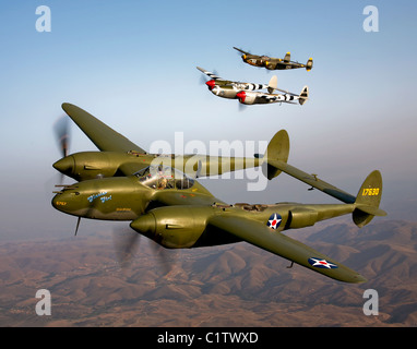 Drei Lockheed P-38 Lightnings im Flug in der Nähe von Chino, Kalifornien. Stockfoto