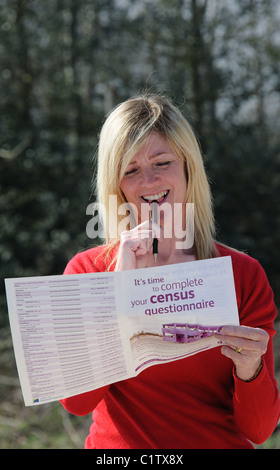 Frau Lesen Leitfaden für den Zensus Fragebogen, der am 27. März 2011 abgeschlossen werden Zeit, um das Formular-Datei Stockfoto