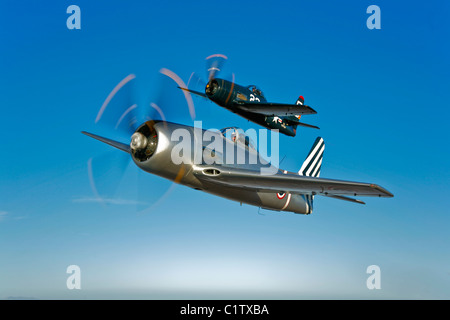 Zwei Grumman F8F Bearcats im Flug in der Nähe von Chino, Kalifornien. Stockfoto