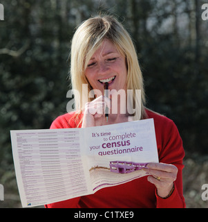 Frau Lesen Leitfaden für den Zensus Fragebogen, der am 27. März 2011 abgeschlossen werden Zeit in Anspruch Stockfoto