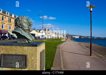 DIE STADT VON HELENSBURGH AUF DEM CLYDE MIT EINER UNSCHARFEN BÜSTE VON SEINEN BERÜHMTESTEN BÜRGER JOHN LOGIE BAIRD IM VORDERGRUND Stockfoto