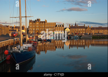 Kirkwall Hafen Orkney Schottland mit Freude und Angelboote/Fischerboote vertäut am Steg an einem sonnigen Juniabend Stockfoto