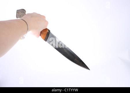 Halten eine blanke Wikinger Scramasax Dolch, eine Waffe und Werkzeug von Sachsen und Wikinger durchgeführt. Stockfoto