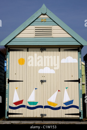 Handgemalte Strandhütte am Avon-Strand in der Nähe von Mudeford in Dorset Stockfoto