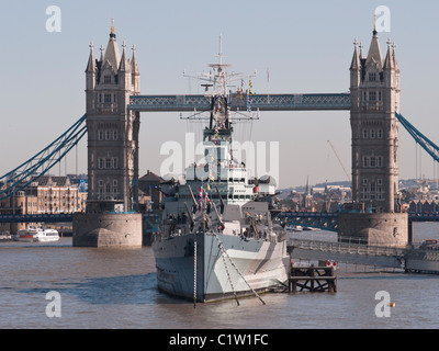 HMS Belfast vor Anker in London auf der Themse mit Tower Bridge im Hintergrund Stockfoto