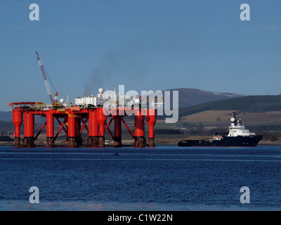 Die Unterkunft-Rig "Borgholm Dolphin" heben ihr Anker im Cromarty Firth Stockfoto