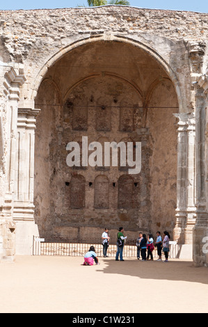 San Juan Capistrano, Kalifornien. Alter Altarbereich in der Mission San Juan Capistrano. Stockfoto