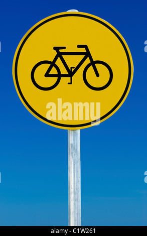 Kreisförmige gelbes Schild auf blauem Himmelshintergrund. Zeichen zeigt ein Bild eines Fahrrades Stockfoto