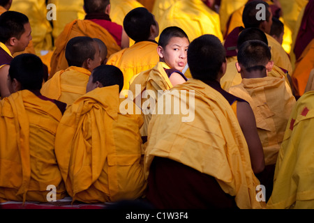 Nicht leicht für junge buddhistische Mönche während der Meditation konzentrieren. Stockfoto