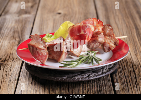 Schaschlik und Scheibe knusprigem Speck Stockfoto