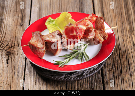 Schaschlik und Scheibe knusprigem Speck Stockfoto