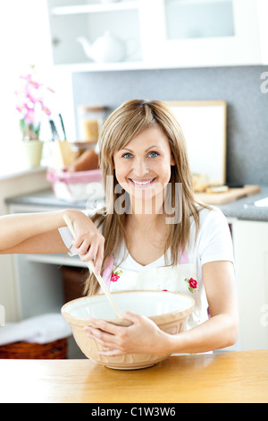 Porträt einer lächelnden Frau einen Kuchen in der Küche kochen Stockfoto