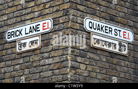 Die Straßenschilder Brick Lane und Quaker Street in London, England. Stockfoto