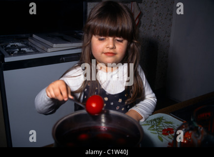 Ostern-Kind Färben von Eiern zu Ostern Stockfoto
