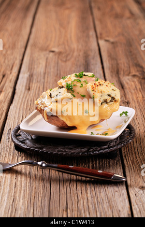 Doppelt Käse zweimal gebackene Kartoffel mit Petersilie bestreut Stockfoto