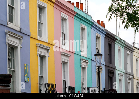 Eine Reihe von bunten Reihenhäuser auf der Portobello Road in West-London, England. Stockfoto