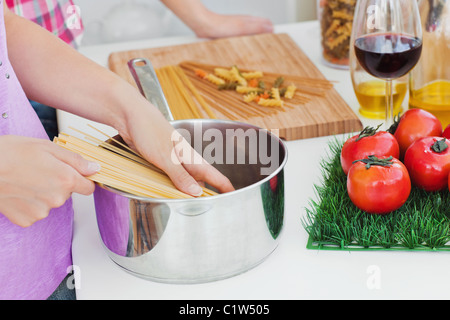 Nahaufnahme von zwei Frauen kochen Spaghetti in der Küche Stockfoto