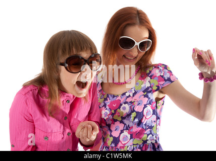 Mutter und Tochter Lächeln in Sunglasseses auf weißem Hintergrund Stockfoto