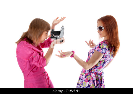 Zwei Mädchen sind durch analoge Kamera fotografiert. Stockfoto