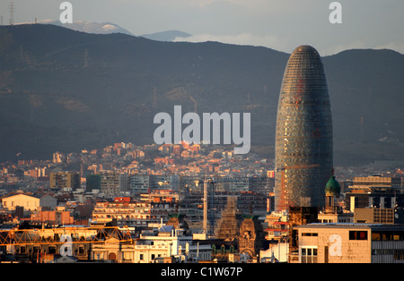 Der Torre Agbar in Barcelona, Spanien. Das moderne Hochhaus wurde von französischen Architekten Jean Nouvel entworfen. Stockfoto