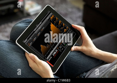Nahaufnahme einer Frau Check-Börse mit Bloomberg Finanz-Anwendung auf ihrem iPad Stockfoto