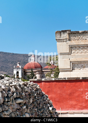 vorderen Ecke des Palastes der Spalten mit Kuppeln von San Pablo Kirche sichtbar im Hintergrund Mitla archäologische Zone Mexiko Stockfoto