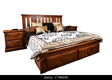Schöne Zimmer-Einstellung mit einem Woodern Bett und Seite Schränken isoliert auf weiss Stockfoto