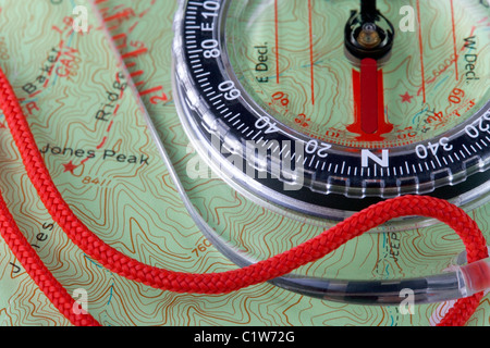 Ein Wander-Kompass auf einer Topo-Karte Stockfoto
