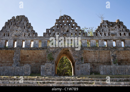 Corbel Arch und einzigartige Hahnenkamm Dach oben auf der Grupo del Palomar (Haus des Tauben) in der Maya-Stadt Uxmal, Mexiko. Stockfoto