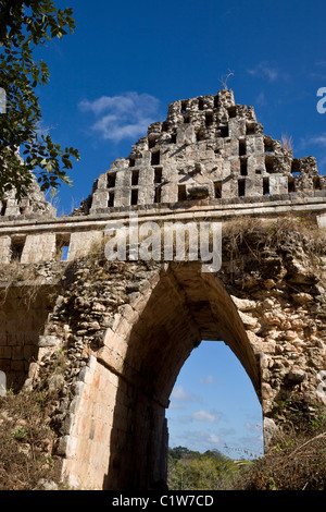 Corbel Arch in der Grupo del Palomar (Haus des Tauben) mit einzigartigen Hahnenkamm Dach in der Maya-Stadt Uxmal, Mexiko. Stockfoto