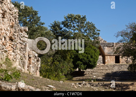 Maya ball Gericht mit Marker in der Puuc-Stil-Maya-Ruinen von Uxmal in der Yucatan Halbinsel, Mexiko. Stockfoto