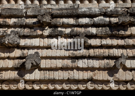 Vögel-Schnitzereien zieren das Dach des Hauses der Vögel in der Maya-Stadt Uxmal in der Yucatan Halbinsel, Mexiko. Stockfoto