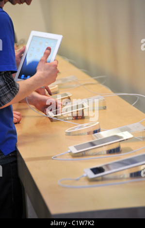 iPad 2 Regent Straße Apple Store Warteschlange Apple Mac apps starten Stockfoto