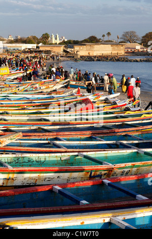 Bunt bemalten Fischerboote säumen den Strand auf dem Fischmarkt in Dakar, Senegal Stockfoto