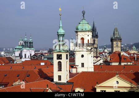 Kirchtürme und Dächer von Prag Skyline in Prag, Tschechische Republik Stockfoto