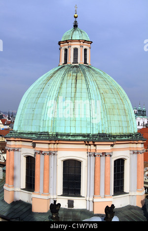 Grüne Kuppel der Kirche des St. Franziskus von Assisi in Prag, Tschechische Republik Stockfoto