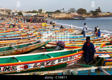 Bunt bemalten Fischerboote säumen den Strand auf dem Fischmarkt in Dakar, Senegal Stockfoto