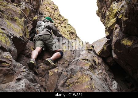 Mann Klettern El Cabezon im Winter - New Mexico Stockfoto