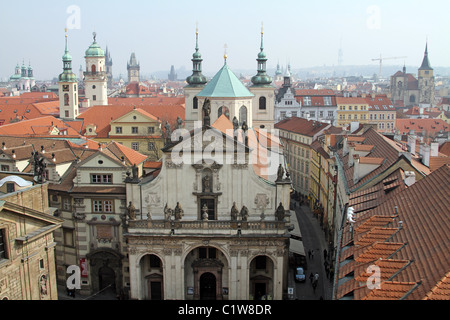 Kirchtürme, die St. Salvator Kirche und Dächer von Prag Skyline in Prag, Tschechische Republik Stockfoto