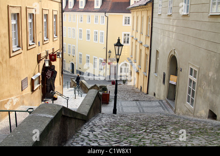 Gepflasterte Straße in Mala Strana in Prag, Tschechische Republik Stockfoto