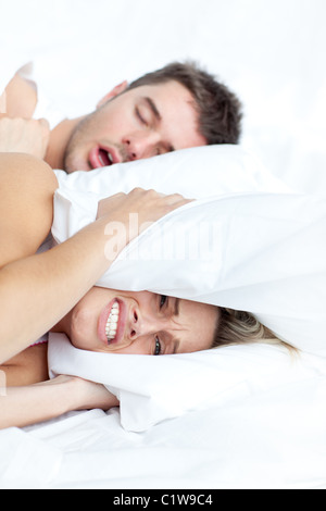 Sehr schöne Paar im Bett Stockfoto