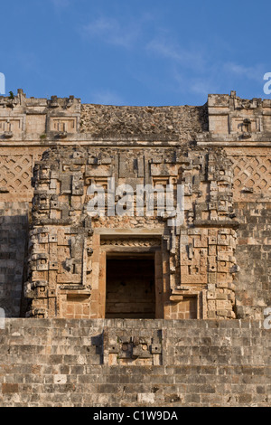 Komplizierte Türöffnung durch den Mund von dem Regengott Chac auf die Pyramide des Zauberers in der Maya-Stadt Uxmal, Mexiko. Stockfoto
