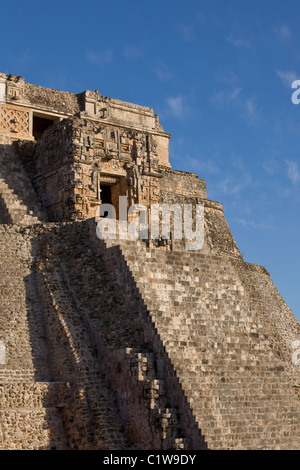 Komplizierte Türöffnung durch den Mund von dem Regengott Chac auf die Pyramide des Zauberers in der Maya-Stadt Uxmal, Mexiko. Stockfoto