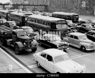 USA, New York, starken Verkehr auf der breiten Rampe Ansatz zum Lincoln Tunnel Stockfoto